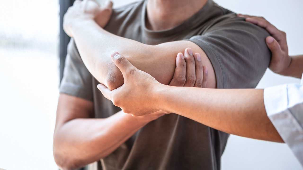 Bị căng cơ bắp tay phải làm sao? bị căng cơ bắp tay phải làm sao