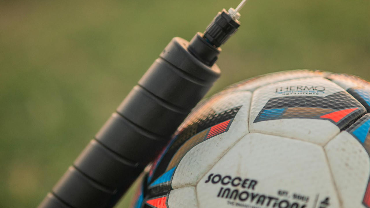 Có thể dùng bơm tay hoặc bơm điện