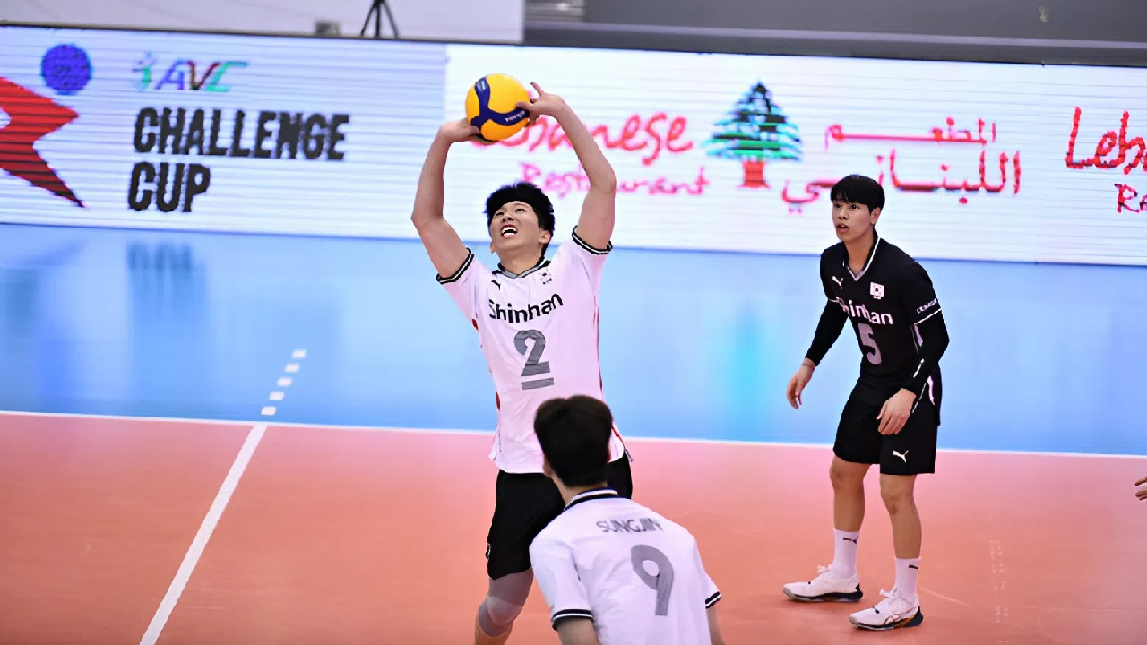 Đưa hai bàn tay lên cao trước trán, các ngón tay xòe tự nhiên để đón bóng