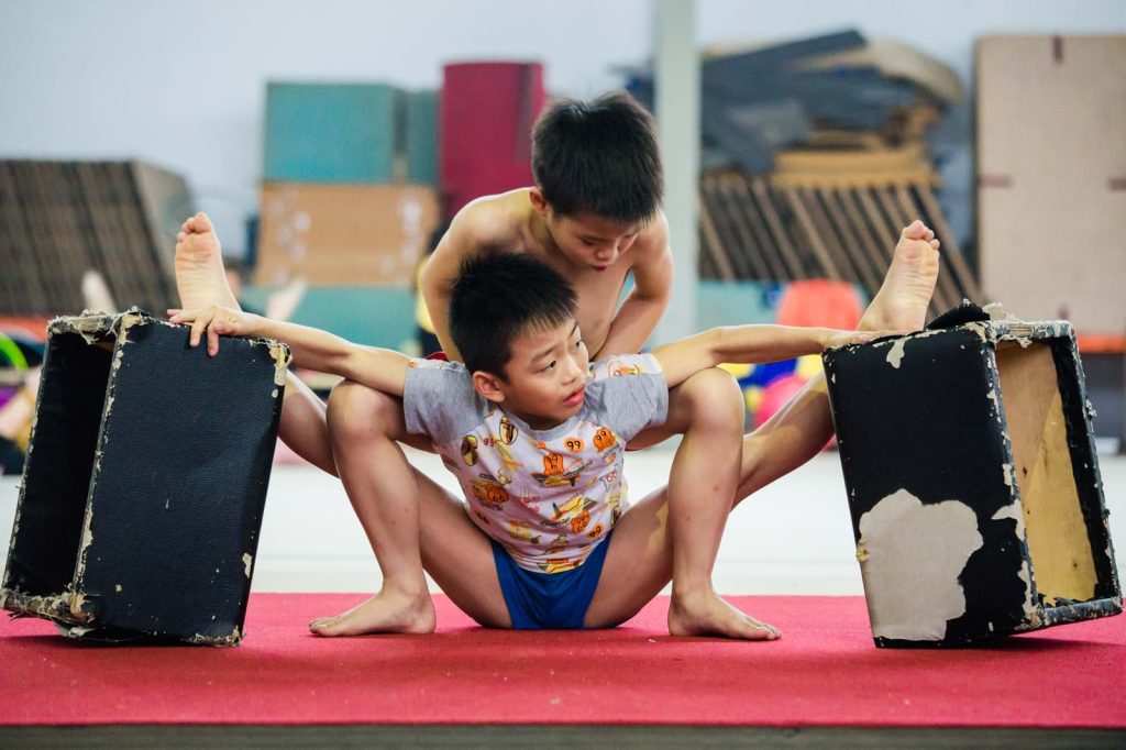 Tập thể dục buổi sáng của em bé