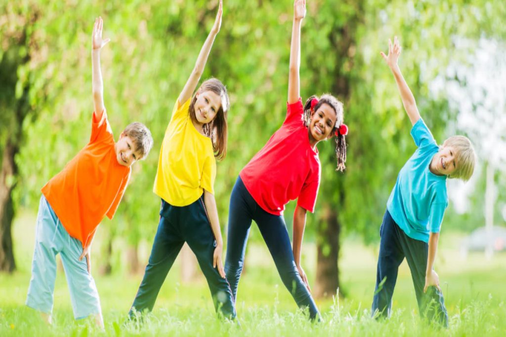 em bé tập thể dục buổi sáng