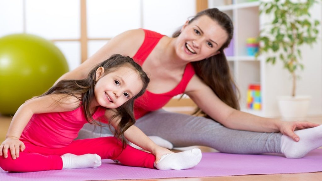 Em bé thể dục buổi sáng