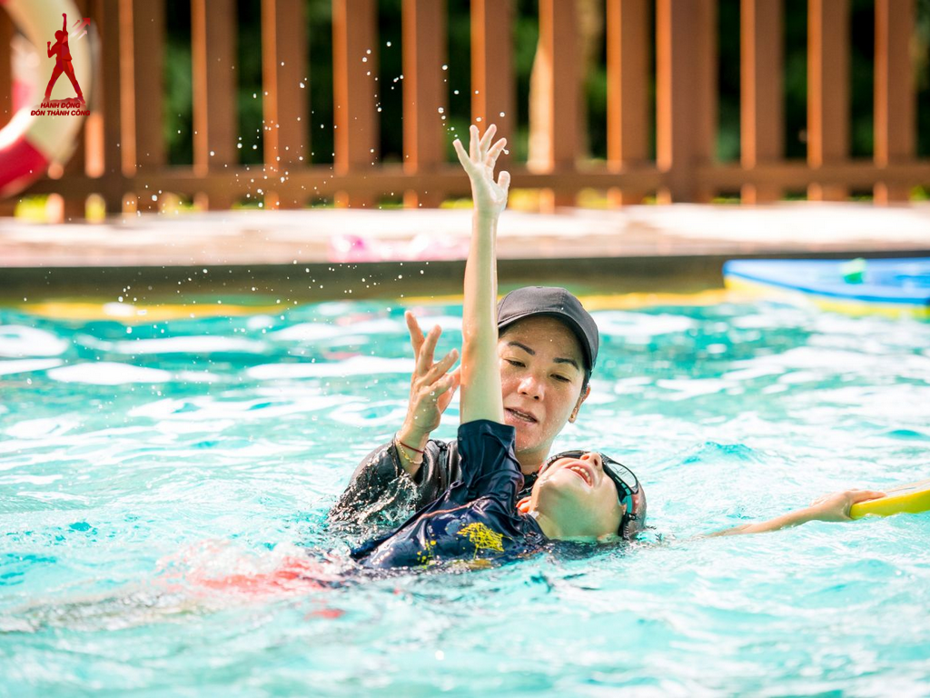 Để làm huấn luyện viên dạy bơi lội, bạn cần phải hoàn thành khóa học và lấy được chứng chỉ