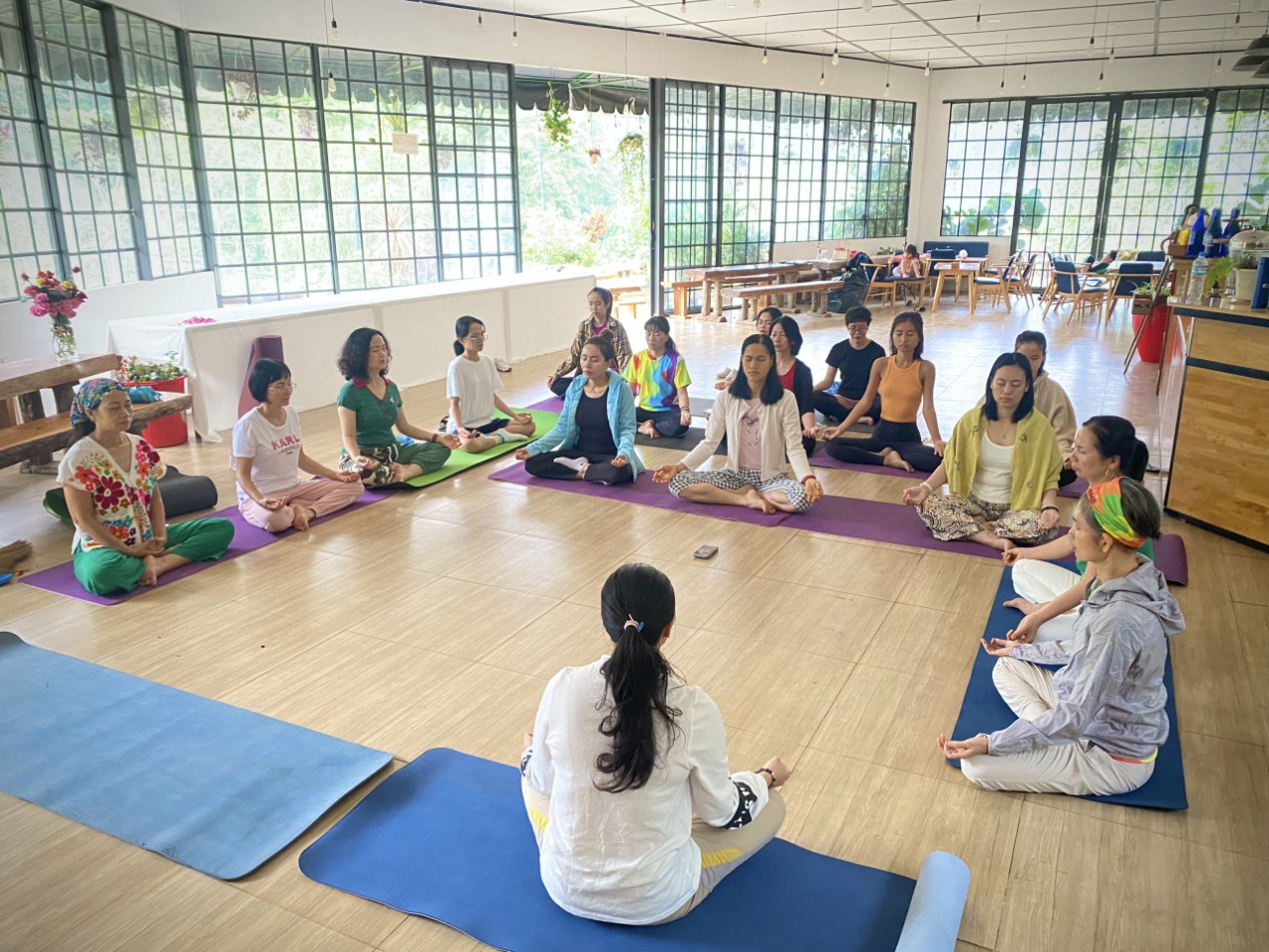 Một buổi học hlv yoga.