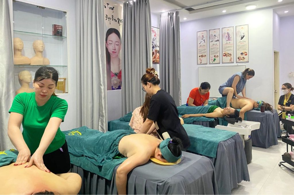 Tìm hiểu khóa học nghề phổ biến, khóa học giao tiếp và thuyết trình trước đám đông, cùng khóa học về tâm lý trẻ em học đường.