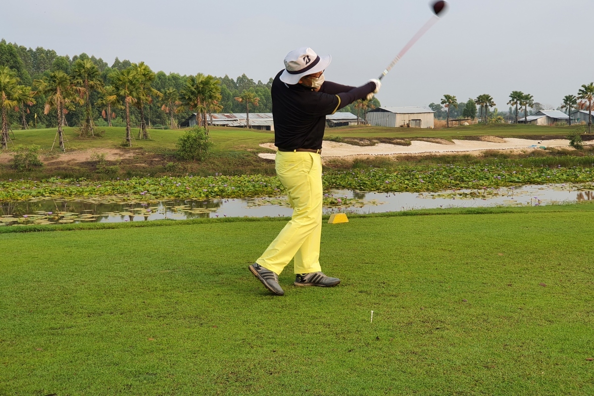 Hướng dẫn cách chơi golf - Chơi thực tế trên sân golf (Hình minh họa: Internet).