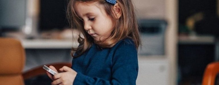 Phải làm gì khi bé nghiện điện thoại?