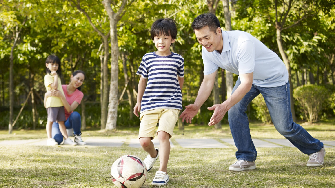 Ba mẹ nên tạo điều kiện cho con được vận động hằng ngày Ba mẹ nên tạo điều kiện cho con được vận động hằng ngày