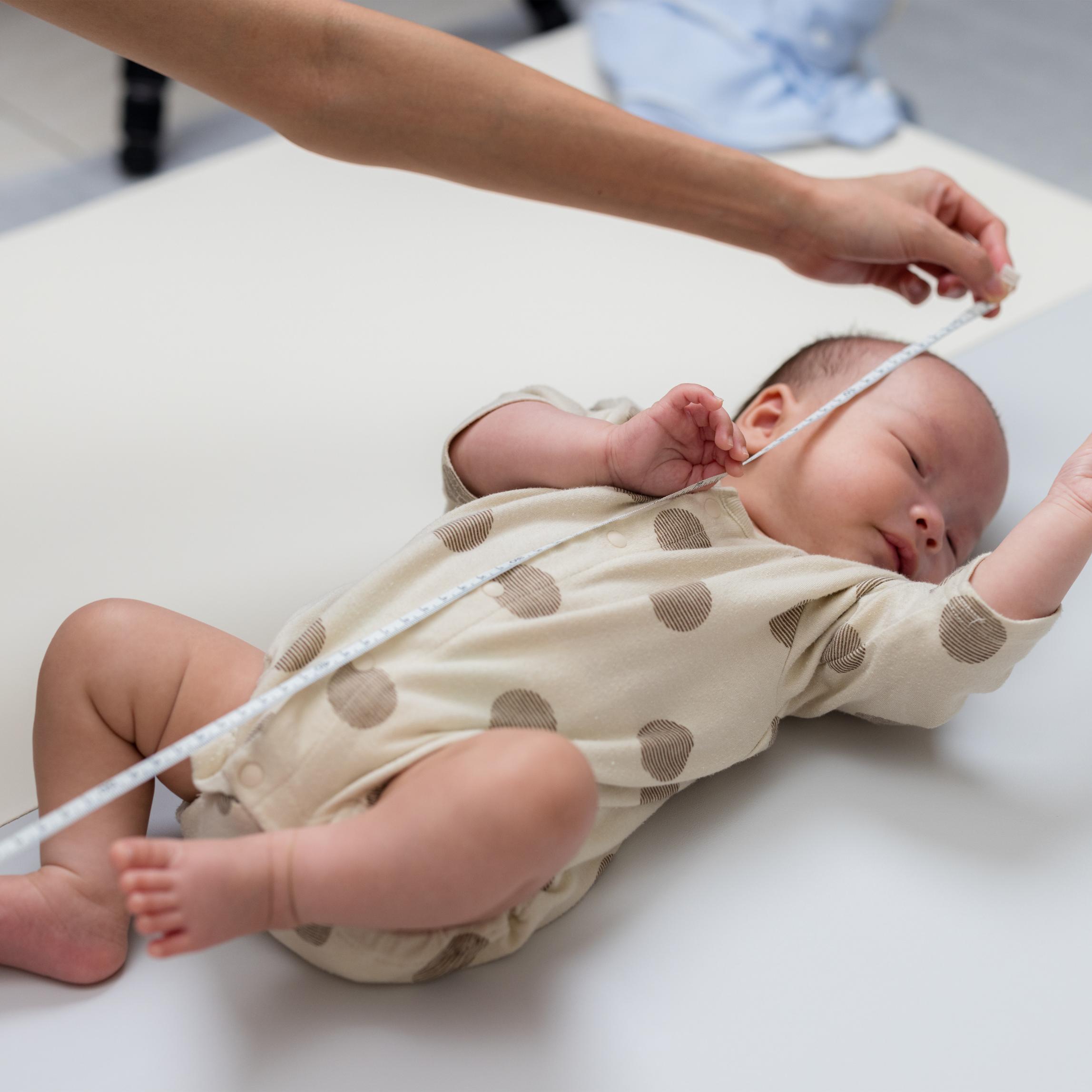 Để phát triển tốt chiều cao ở bé 7 tháng tuổi cần chăm sóc từ chế độ dinh dưỡng đến tập luyện Sự phát triển chiều cao bé trai và bé gái ở khi 7 tháng có sự chênh lệch nhau tuy nhiên không quá lớn