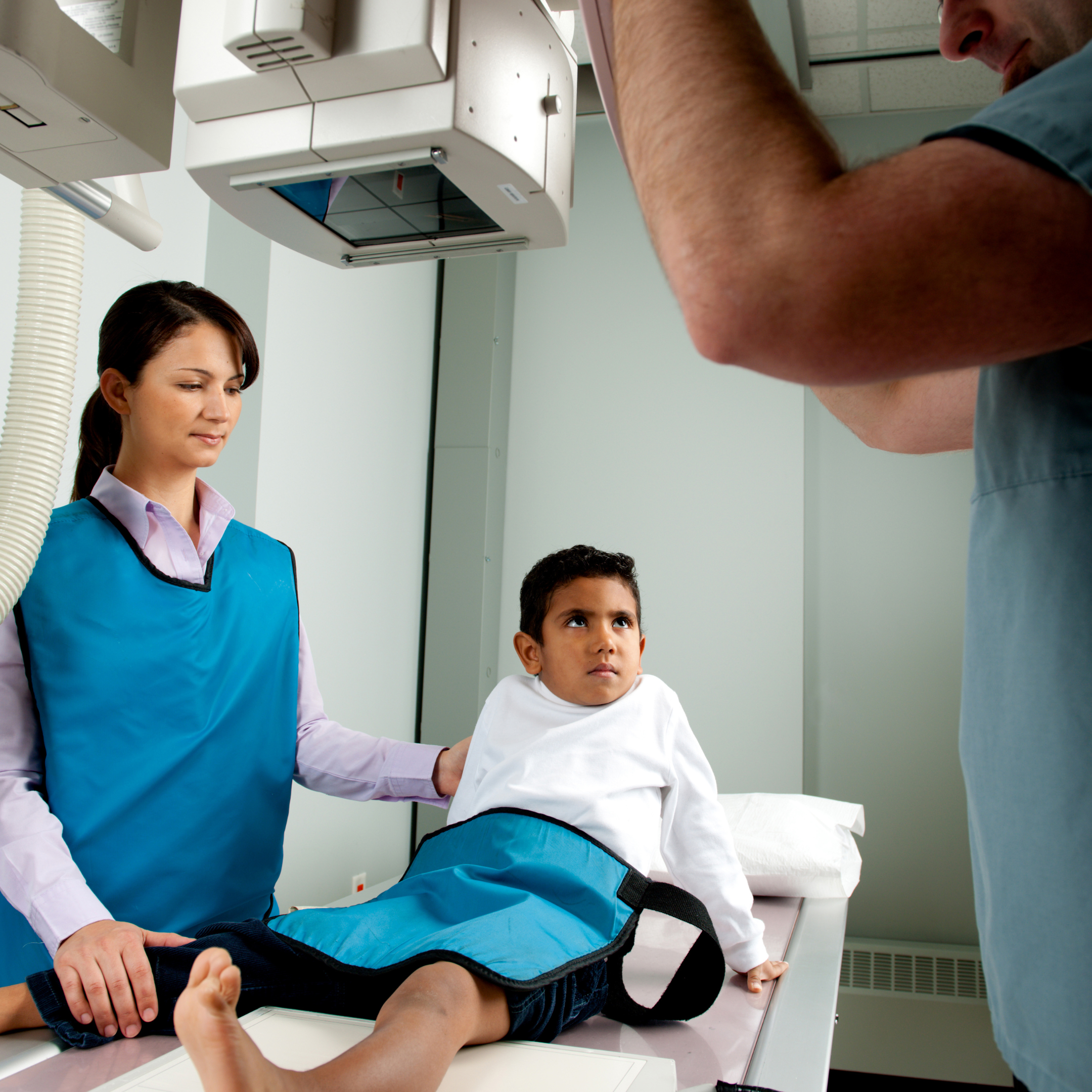 Việc chụp x-quang hay kiểm tra tư thế 3D, đánh giá bàn chân của trẻ đều là những phương pháp quen thuộc tầm soát cột sống của trẻ