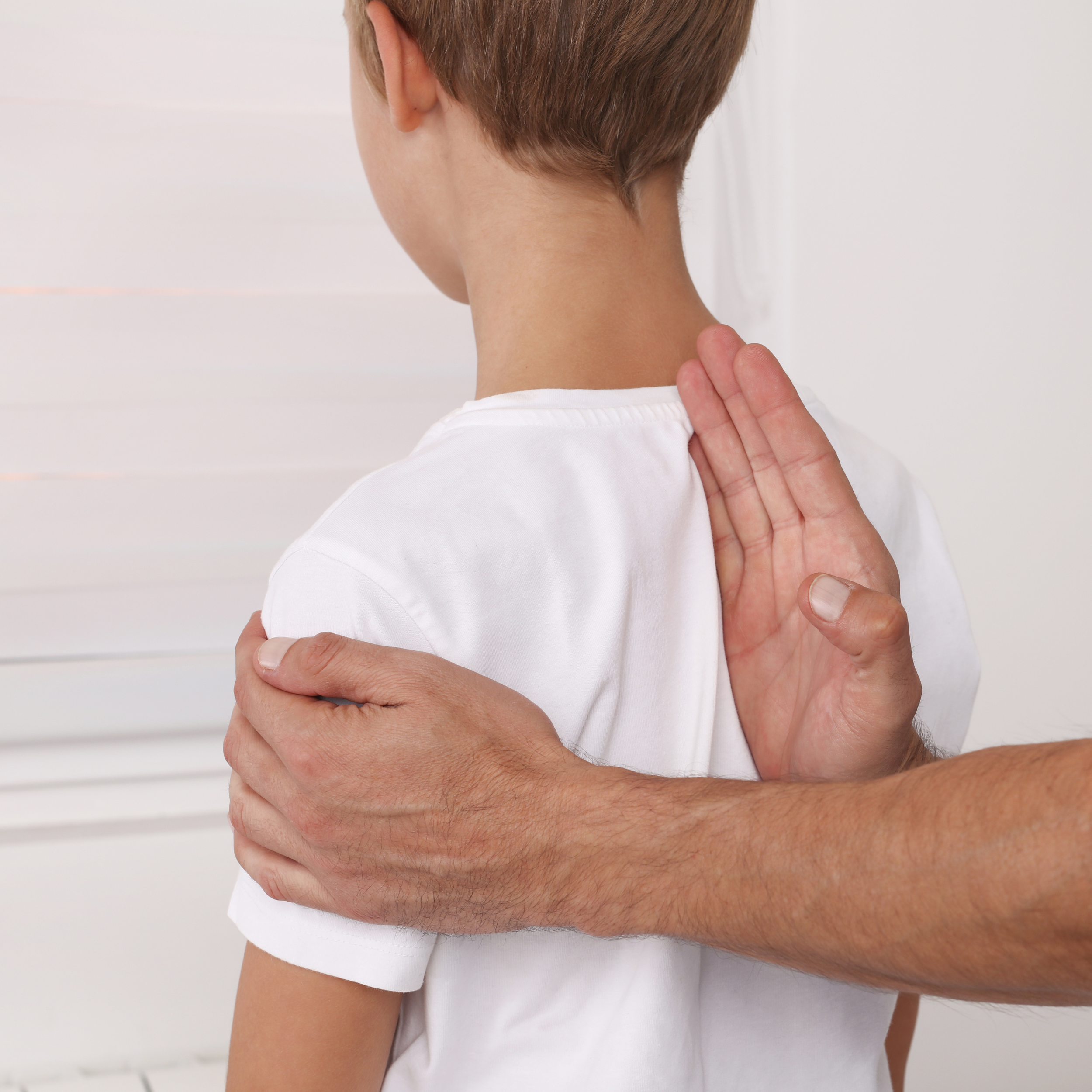 Việc tạo cho trẻ thói quen giữ lương thẳng giúp trẻ có thể tự tin hơn trong quá trình di chuyển