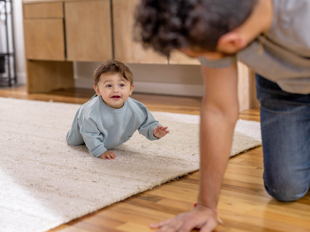 Khuyến khích trẻ bò, trườn để cơ xương phát triển tự nhiên