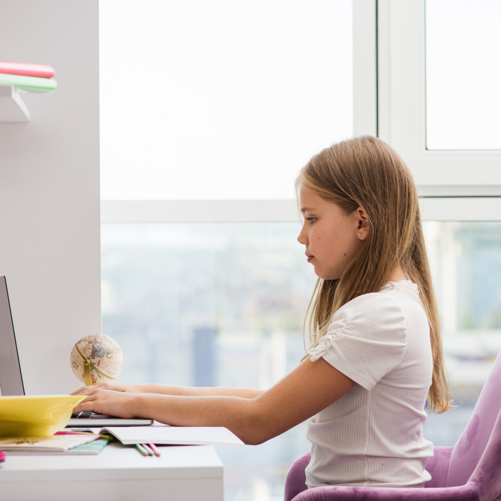 Việc trẻ có một dáng đi, đứng, ngồi thẳng, cân bằng, đẹp mang đến sự tự tin và cơ hội cho khung xương phát triển toàn diện (Nguồn: Internet|