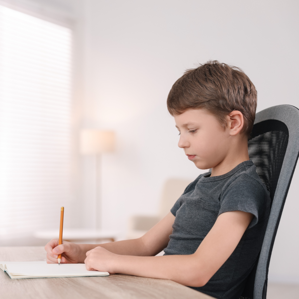 Tư thế ngồi học đúng chuẩn cho các bé