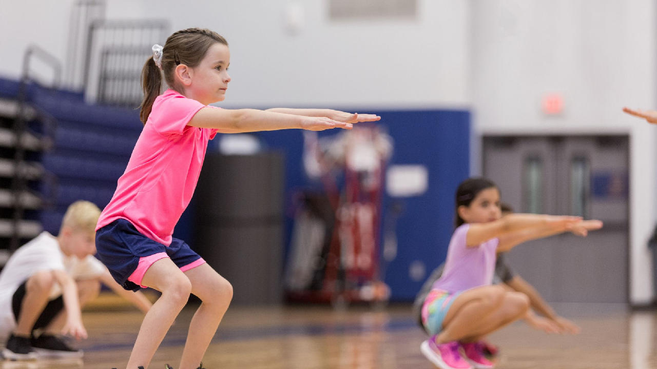 Phụ huynh nên tạo điều kiện cho trẻ vận động hàng ngày