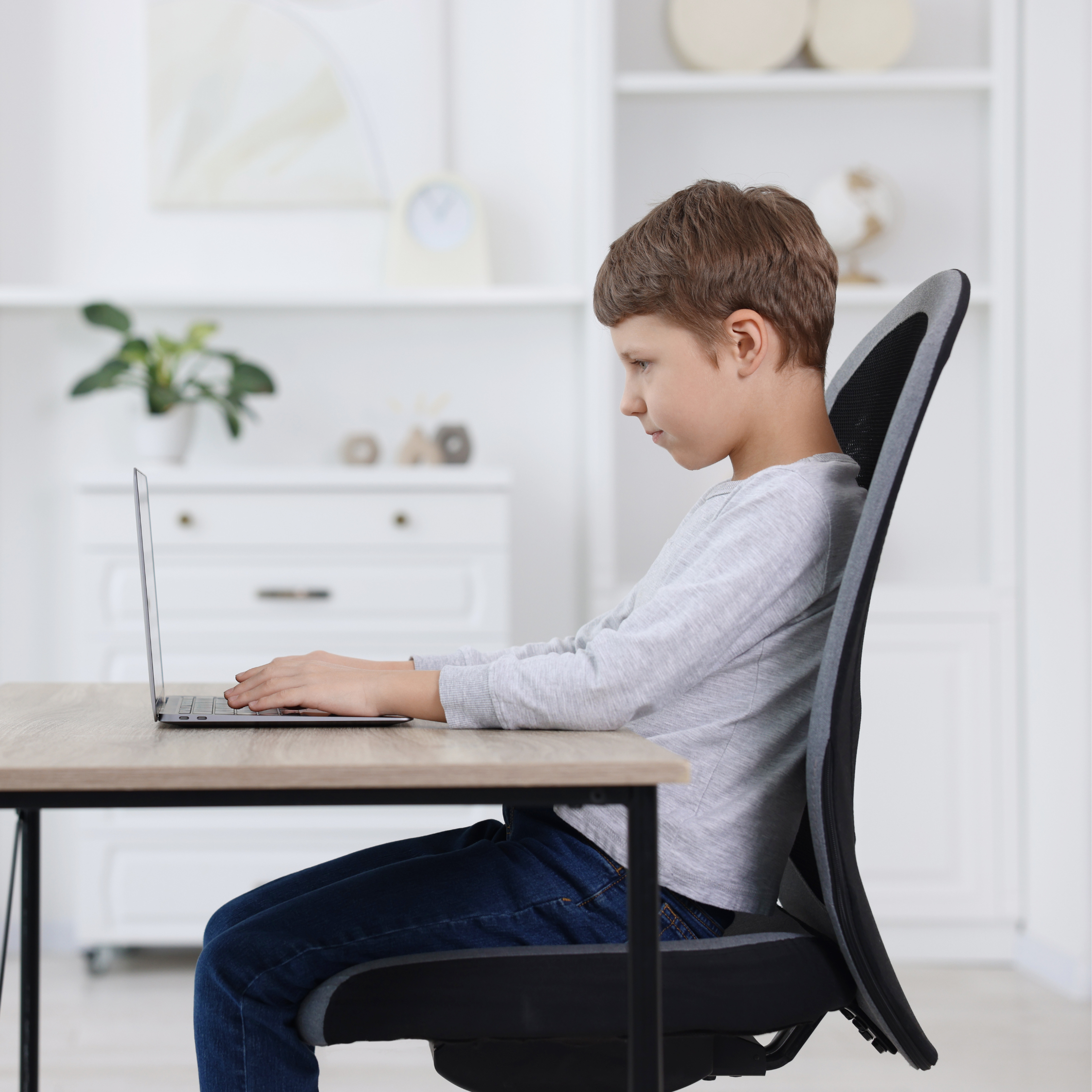 Tư thế ngồi học đúng chuẩn cho các bé