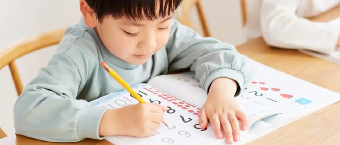 Hướng Dẫn Tư Thế Ngồi Học Đúng Giúp Trẻ Tránh Gù Lưng, Cận Thị