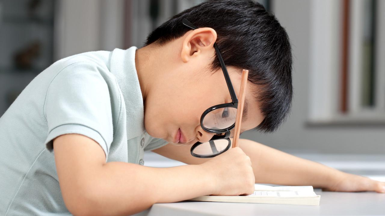 Cúi đầu quá thấp khi viết