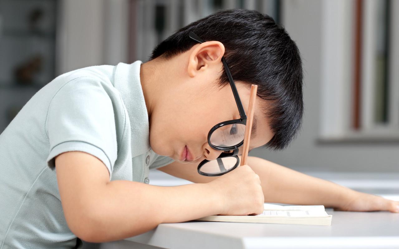 Bé ngồi học đúng tư thế