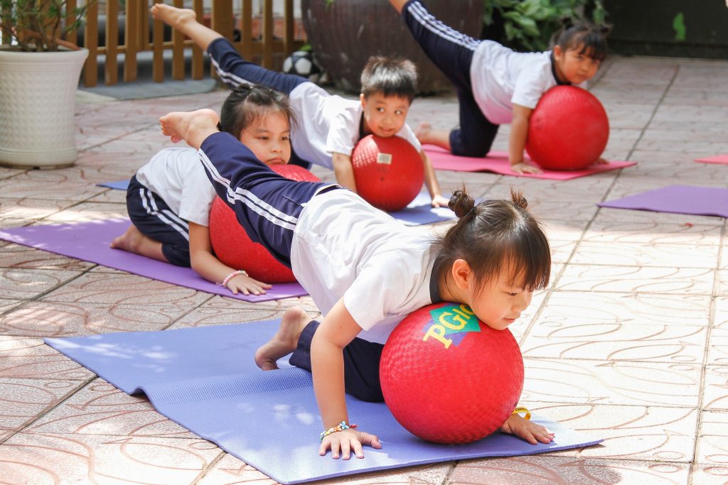 Hoạt đông học ngoại khoá và các bài tập Yoga cho trẻ em