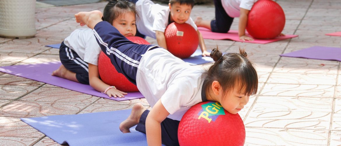 Hoạt đông học ngoại khoá và các bài tập Yoga cho trẻ em
