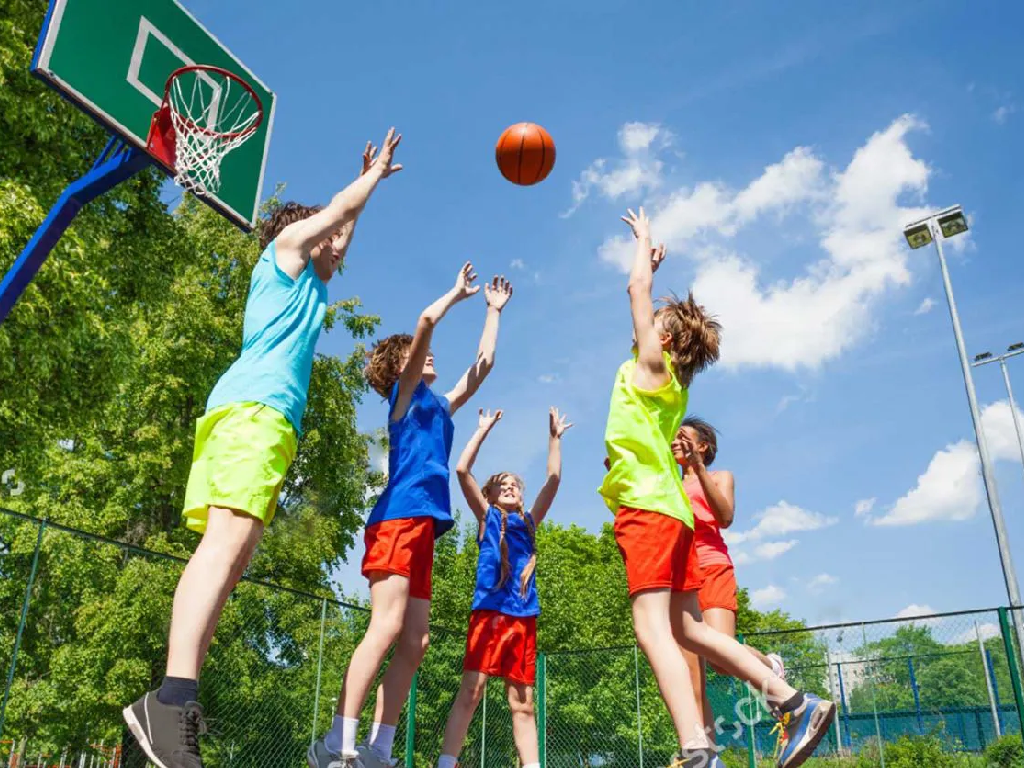 những bài tập có yếu tố bật nhảy, kéo giãn hoặc vận động toàn thân