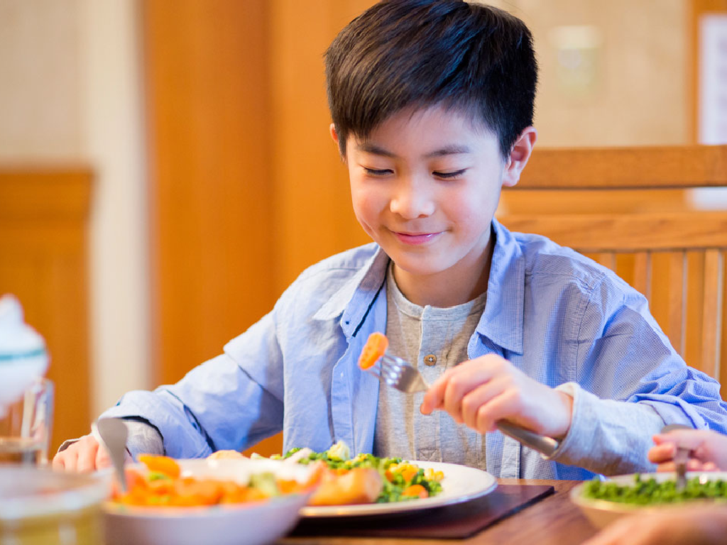 Một chế độ ăn cân bằng giúp cơ thể hấp thu tốt các vi chất quan trọng cho xương