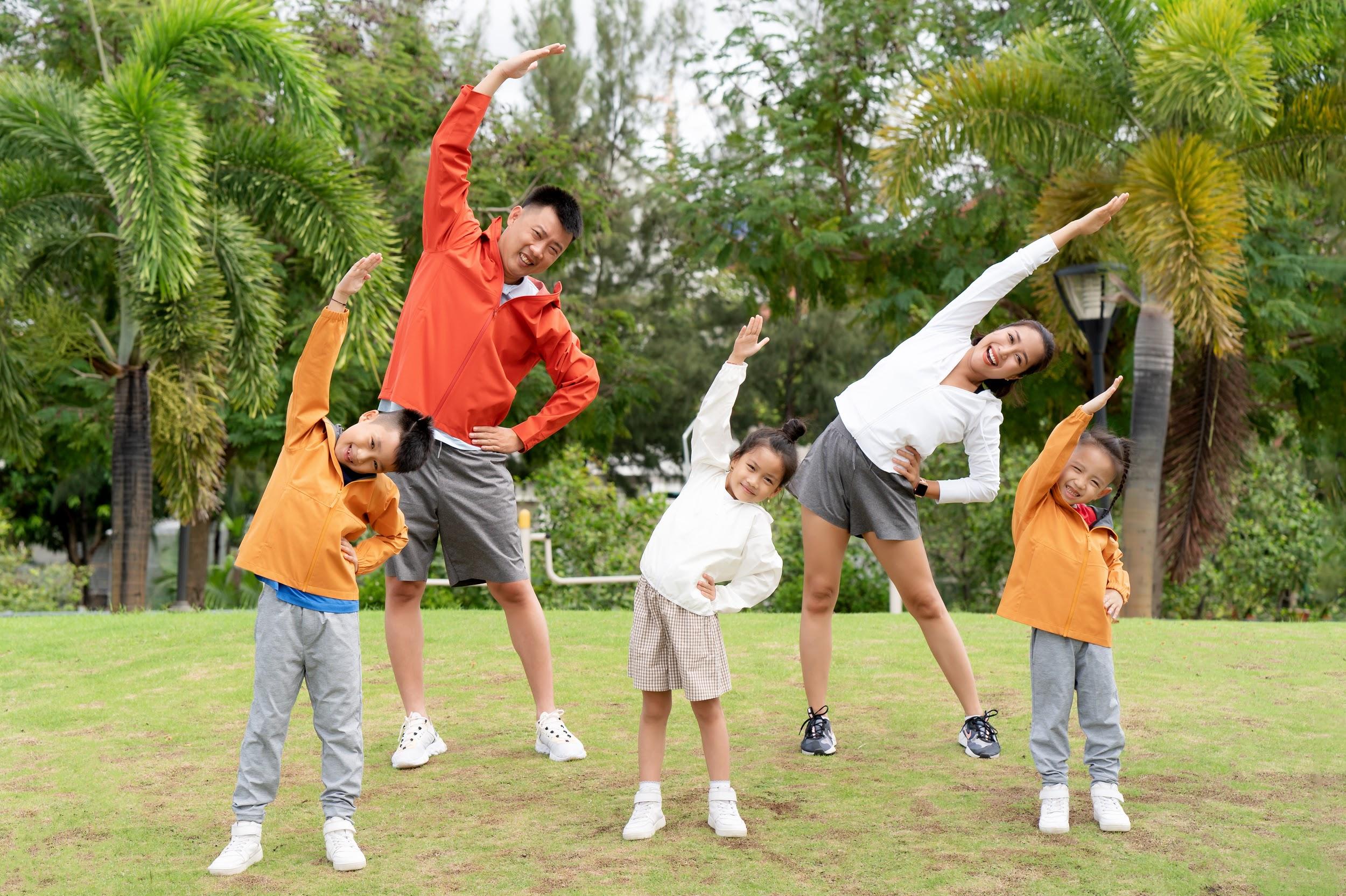 Sự đồng hành của ba mẹ đóng vai trò quan trọng trong việc giúp trẻ duy trì các thói quen tốt.