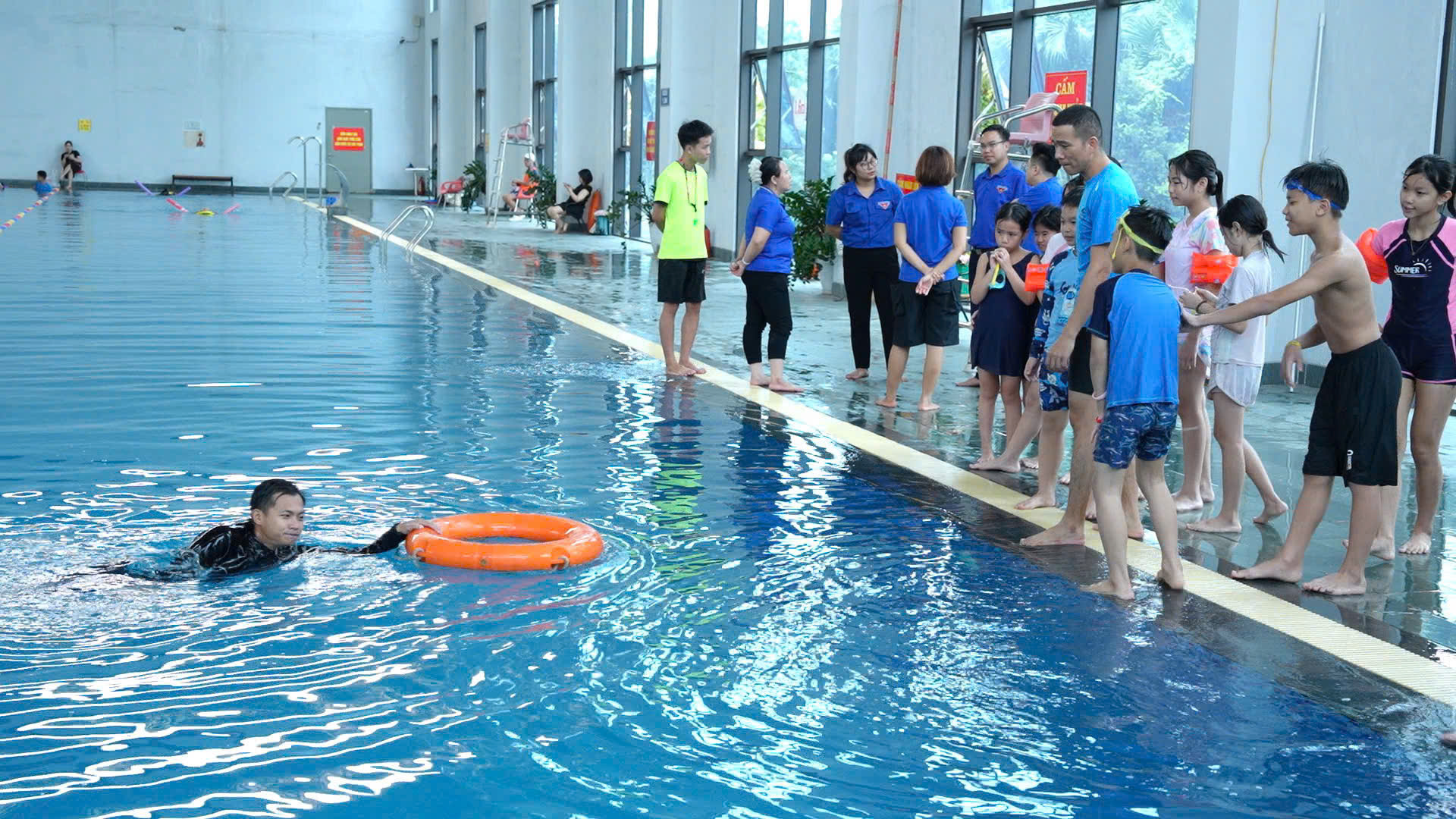 Một trong những môn thể thao tốt cho thanh thiếu niên được yêu thích chính là bơi lội