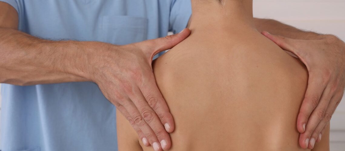Vật Lý Trị Liệu: 7 Bài Tập Chống Gù Lưng Hiệu Quả Cho Trẻ
